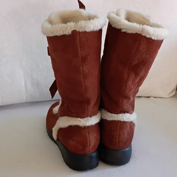 AEROSOLES Brown Faux-Suede Lace-Up Winter Boots with Cream Faux-Fur Trim - Picture 4 of 8